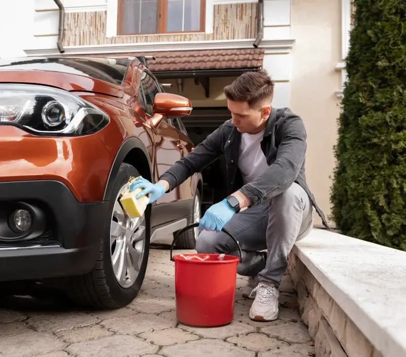 Lavage auto à domicile Wimille : professionnel intervenant sur un véhicule